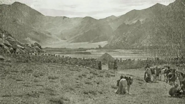 तिबेटची भिंत उद्ध्वस्त करताना शीख सैनिक