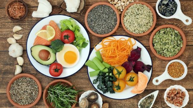 Diferentes tipos de comida como pescado, verduras, semillas y frutas que favorecen al funcionamiento del cerebro.