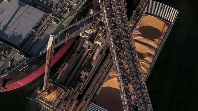 Uma barcaça e um navio graneleiro são carregados com soja no terminal de grãos da Cargill, às margens dos rios Tapajós e Amazonas, em Santarém, estado do Pará, Brasil, na segunda-feira, 29 de agosto de 2025.