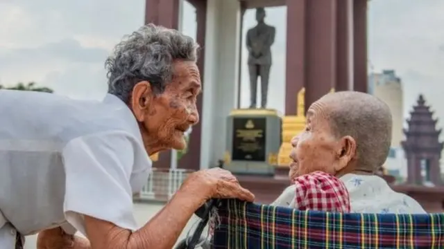 شقيقتان كمبوديتان