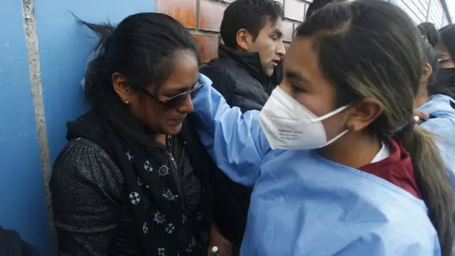 Una sanitaria consuela a Milagros Samillán.