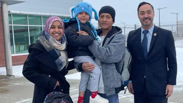 Beş yaşındaki Liam Ramos ve babası Adrian Alexander Conejo Arias serbest bırakılmaları sonrası, Minnesota eyaletinin Demokrat Partili Temsilciler Meclisi üyesi Ilhan Omar ve Teksas eyaletinin Demokrat Partili Temsilciler Meclisi üyesi Joaquin Castro ile birlikte.