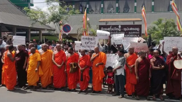 Awọn ẹlẹsin Buddha ṣe iwọde niwaju ile iwosan Karunegala lẹyin ti awọn agbofinro mu Dokita Shafi