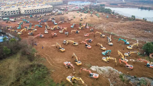 中国武汉开工兴建专门针对此次肺炎疫情的医院，预计在一周内完工。