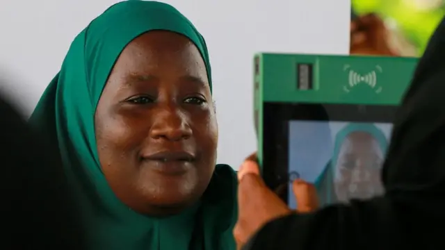 Ubuhinga bushasha bwa Bimodal Voter Accreditation System (BVAS)  bwo gufata isura n’igikumu c’intoke ni bwo bukoreshwa muri ano matora