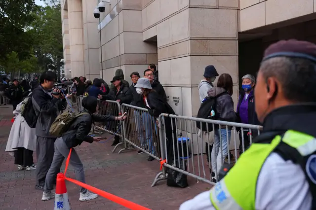 2026��1��12�գ�ý����������������з�Ժ��¥��ɷ�����������Ѷ��ʿ��������ǰ�������ɫ�����ߡ�