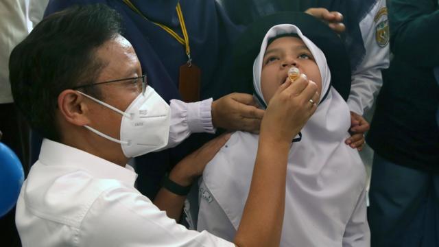 Menteri Kesehatan Budi Gunadi Sadikin (kiri) meneteskan vaksin polio kepada pelajar Sekolah Dasar (SD) saat pencanangan Sub Pekan Imunisasi Nasional (PIN) Polio di Banda Aceh