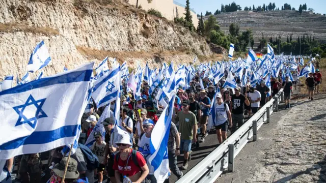 নতুন আইনটি যাতে পাশ না হয় সেজন্য হাজার হাজার বিক্ষোভকারী পদযাত্রায় অংশ নেন