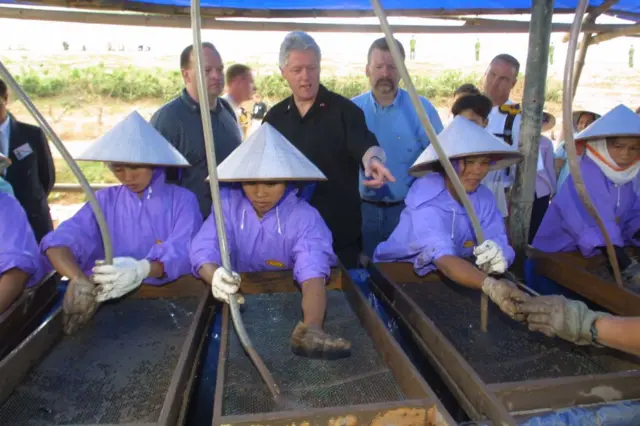 Tổng thống Bill Clinton quan sát các công nhân Việt Nam tìm kiếm hài cốt quân nhân Mỹ ngày 17/11/2000 Tổng thống Bill Clinton quan sát các công nhân Việt Nam tìm kiếm hài cốt quân nhân Mỹ ngày 17/11/2000