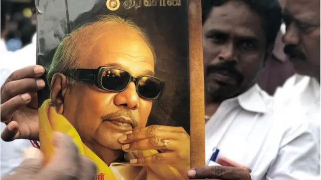 కరుణానిధి కోసం విలపిస్తున్న పార్టీ కార్యకర్తలు