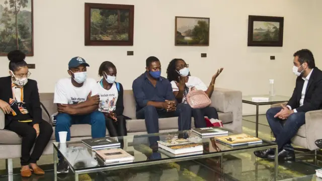 Familiares das meninas Emilly e Rebecca, mortas a tiros,em encontro com o governadorbr betano aviãoexercício do Rio, Claudio Castro