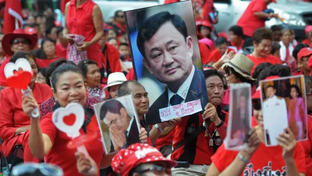 เมื่อปี 2557 ก่อนการรัฐประหาร ได้มีการเผยแพร่วีดีโอคลิปหัวข้อ "ทักษิณคนโลภ" ต่อสาธารณะพร้อมกับเพลงที่กล่าวถึงการคอร์รัปชั่นของนักการเมืองด้วยสไตล์เพลงเพื่อชีวิต