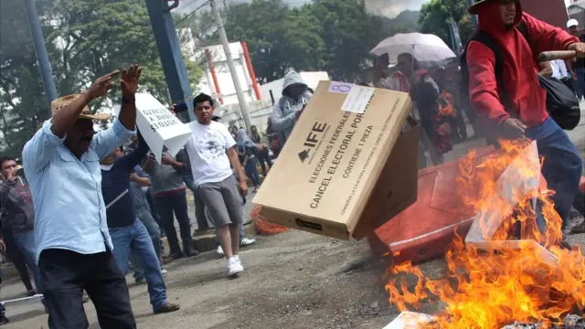 Sindicalistas del sector educativo queman urnas de votación en 2015.