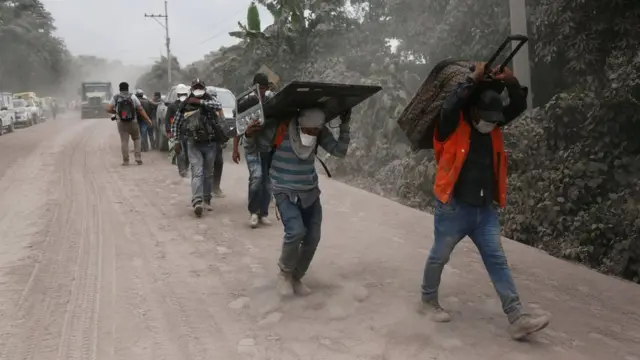 Sobrevivientes a la erupción del Volcán de Fuego, en San Miguel de los Lotes, Escuintla, Guatemala.