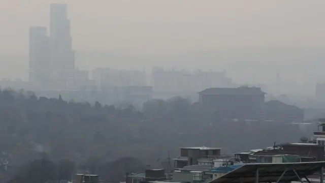 미세먼지에 가려진 서울 시내 모습