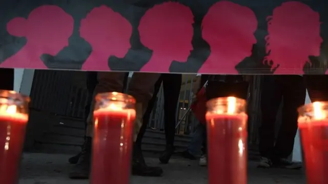 মোমবাতি প্রজ্জ্বলন।