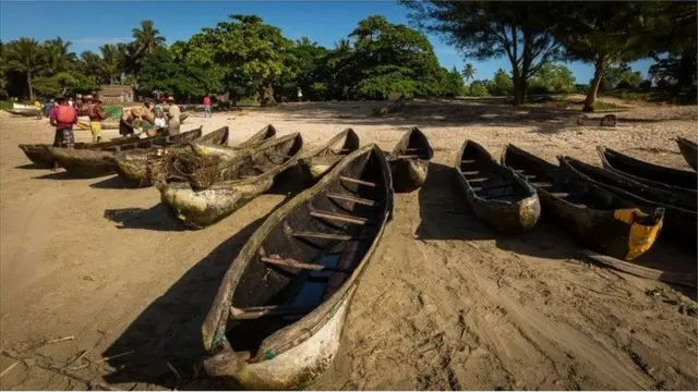 Buyers inspect the catch of one of the last boats to come in