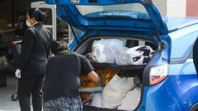 सामान खरीदते लोग