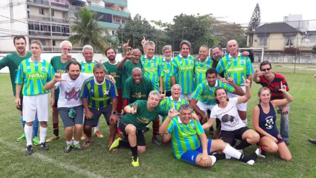 Time do Politheama posa para foto depoisbrabet jogo do pinguimamistoso no Recreio dos Bandeirantes