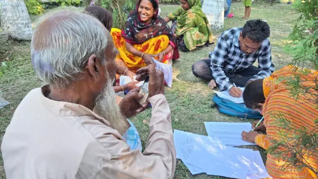 মুর্শিদাবাদ জেলার বহরমপুর শহরে নাম বাদ পড়া ভোটাররা জড়ো হয়েছেন ট্রাইবুনালে আপিল করার জন্য