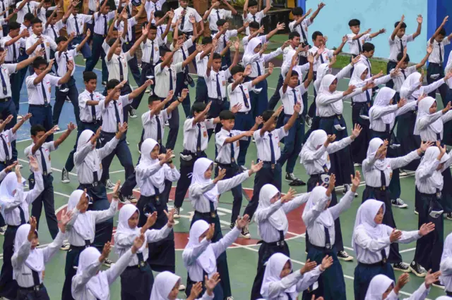 Sejumlah siswa mengikuti senam anak Indonesia hebat ada hari pertama masuk sekolah di SMP Negeri 1 Ciamis, Kabupaten Ciamis, Jawa Barat, Senin (12/1/2026). Hari pertama masuk sekolah tahun ajaran 2025/2026 pasca libur semester genap diawali dengan senam anak Indonesia hebat dan menyanyikan lagu hari baru. 