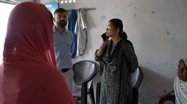 उसैद के घर में मध्यप्रदेश के मुख्यमंत्री मोहन यादव के आने से पहले तैयारी देखते प्रशासनिक अधिकारी. 