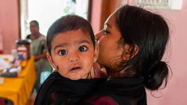 ماں اپنے بچے کے ساتھ
