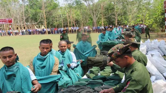 စစ်မှုထမ်းဥပဒေနဲ့ စစ်သင်တန်းတက်နေသူများ