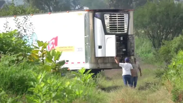Un tráiler con más de 150 cadáveres en su interior