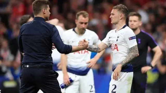 Mkufunzi Pochettino akiwapongeza wachezaji wake kwa kuonyesha mchezo mzuri