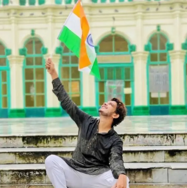 یوٹیوب پر منور کی پہلی ویڈیو سال 2020 میں اپلوڈ ہوئی