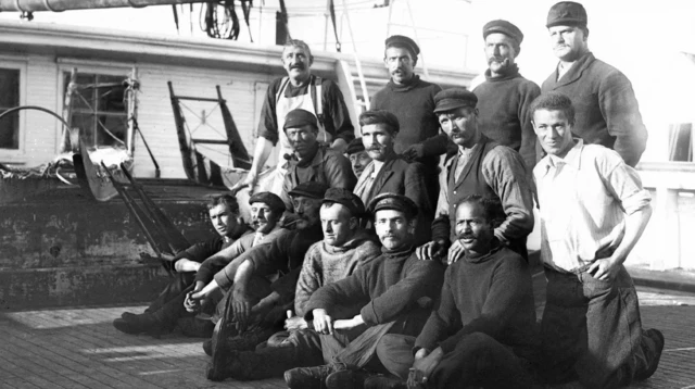 14 personnes (dont Henson) posent devant l'objectif. Elles sont sur un bateau.