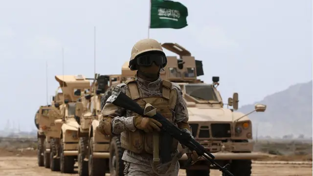 सऊदी अरब के सैनिक बैटल टैंक के साथ अभ्यास करते हुए