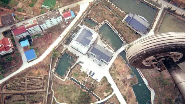 Сюй Бинь учился летать, прицепив свой автожир веревкой к движущемуся автомобилю. Теперь он - главный летчик-испытатель аппаратов, построенных местными аэронавтами