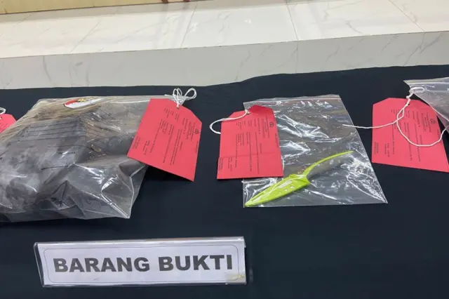 Barang bukti pisau buah yang diduga menjadi alat yang digunakan tersangka memotong tubuh korban mayat dalam koper menjadj tiga bagian, Senin (27/01).
