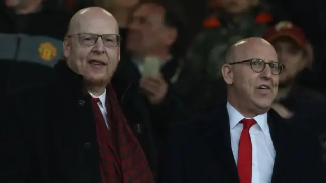 أفرام وجويل غليزر يتوليان إدارة مانشستر يونايتد