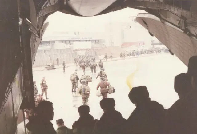 Прибытие украинских миротворцев в аэропорт Сараево. Фото 1995 года