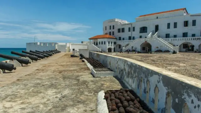 Fortificações pertofutebol e casa de apostasElmina,futebol e casa de apostasGana, são consideradas patrimônio universal da Unesco por seu papel histórico no comércio escravagista