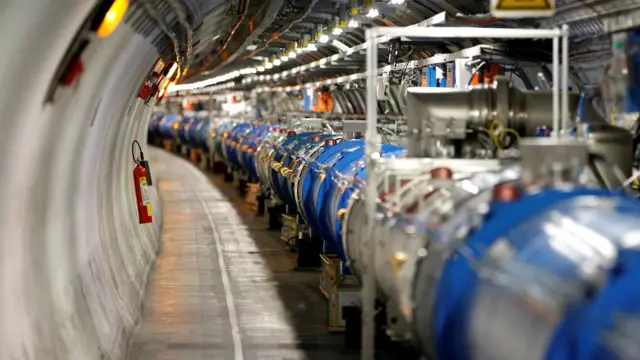 Vue générale de l'expérience du Grand collisionneur de hadrons (LHC) lors d'une visite de presse à l'Organisation pour la recherche nucléaire (CERN) dans le village français de Saint-Genis-Pouilly, près de Genève, en Suisse.