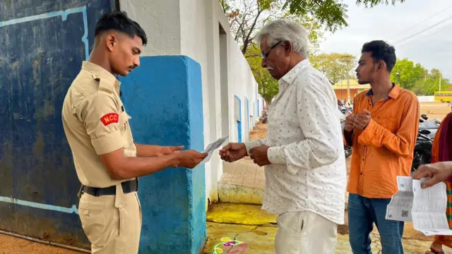 పోలింగ్ స్టేషన్ వద్ద తనిఖీలు