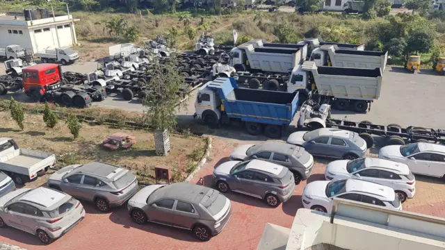 भन्सारमा थन्किएका गाडी