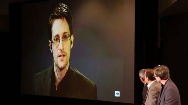 এডওয়ার্ড স্নোডেন: ভিডিও লিঙ্ক-এর মাধ্যমে একটি সম্মেলনে বক্তব্য রাখছেন।