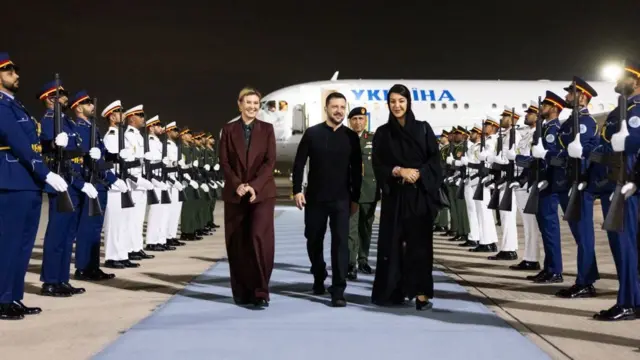 Президента України Володимир Зеленський (справа) у супроводі дружини Олени Зеленської (зліва) зустрічає в аеропорту Абу-Дабі, столиці Об’єднаних Арабських Еміратів, 17 лютого 2025 року.