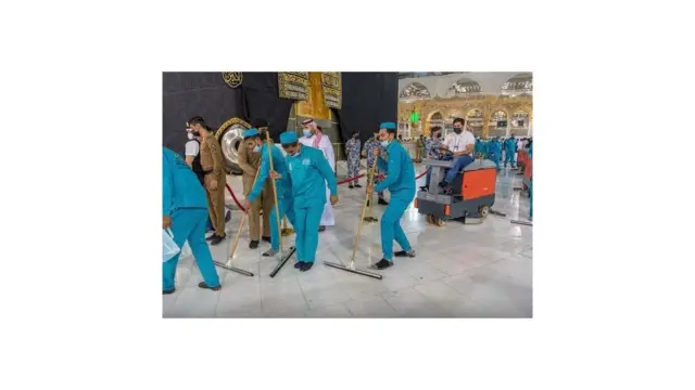 Shaqaaalaha Masjidka barakaysan ee xaramka oo nadiifinaya kacbaha