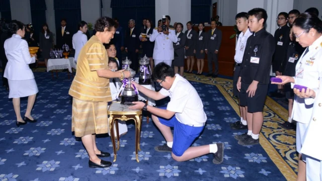 นักเรียนรับรางวัลจากสมเด็จพระเทพฯ