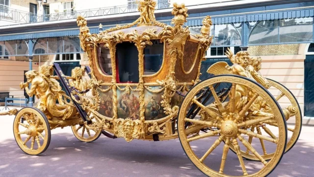 Cỗ xe Gold State Coach truyền thống sẽ được sử dụng trên đường trở về Cung điện Buckingham