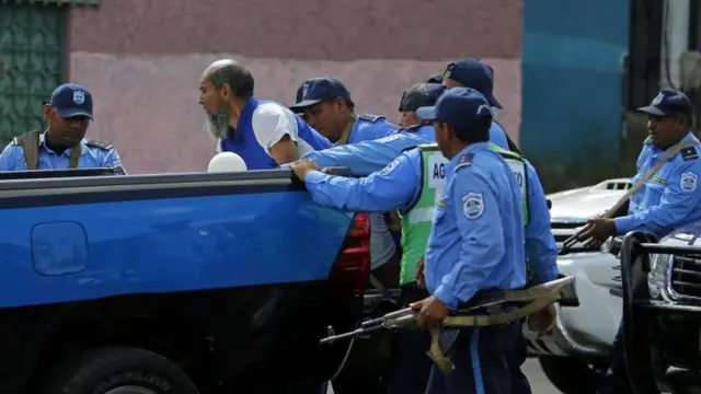 Alex Vanegas siendo detenido