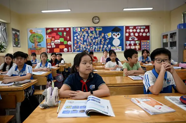 ử dụng một bộ sách giáo khoa phần nào phản ánh tư duy đồng phục vẫn còn tồn tại trong xã hội Việt Nam