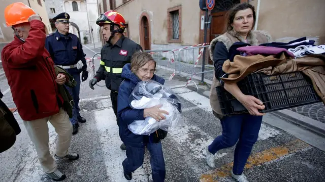 Residentes de Norcia cargan sus pertenencias mientras desalojan sus casas