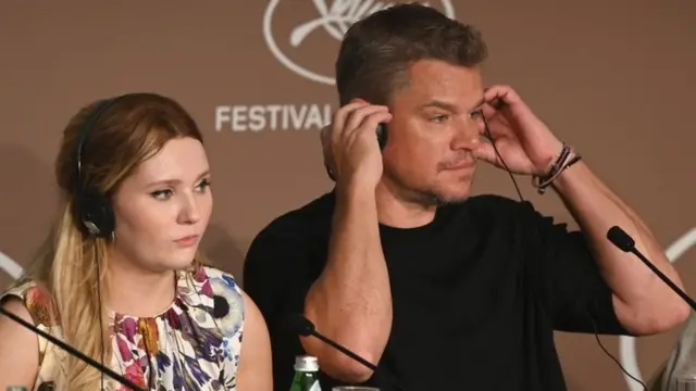Abigail Breslin e Matt Damon em entrevista coletiva para Stillwater no Festival de Cinema de Cannes deste ano